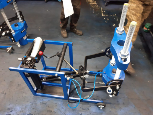 Выпрессовщик шкворней ВШ70-300 с тележкой