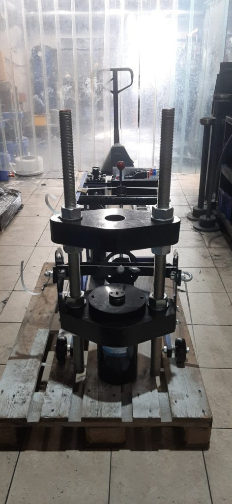 Выпрессовщик шкворней ВШ95-300 с тележкой