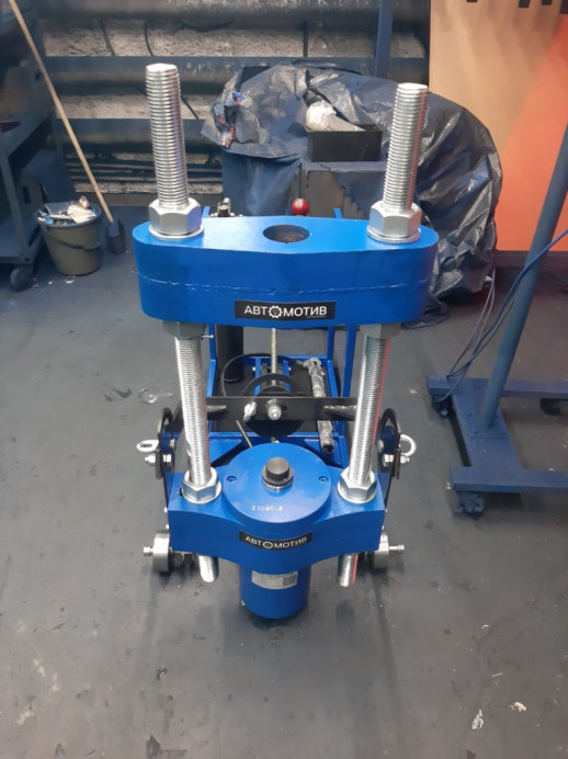 Выпрессовщик шкворней ВШ95-300 с тележкой